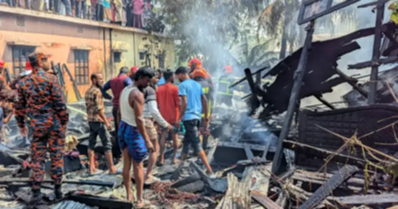 পটুয়াখালীতে ভয়াবহ অগ্নিকাণ্ডে ব্যবসায়ীর বসতঘর পুড়ে ছাই, ফায়ার সার্ভিসের তৎপরতায় আশপাশের বাড়ি রক্ষা