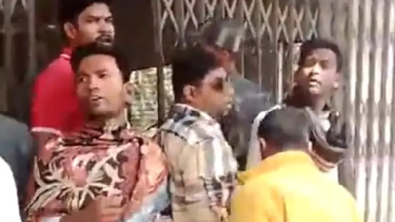 পটুয়াখালীতে আওয়ামী লীগের কার্যালয়ে হামলা: যুবলীগ-ছাত্রলীগের দোয়া, ছাত্রদলের ভাঙচুর