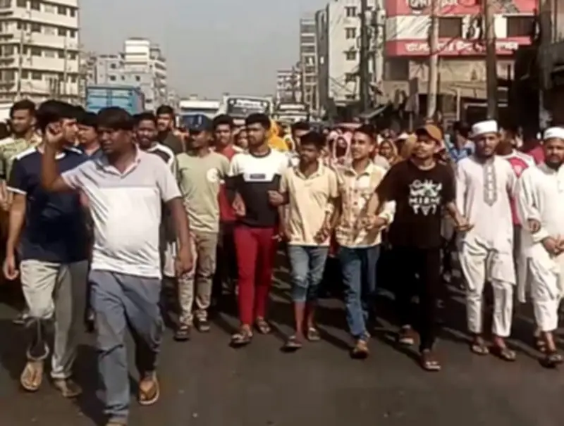 গাজীপুরে সোয়েটার কারখানার শ্রমিকদের বকেয়া বেতনের দাবিতে বিক্ষোভ মিছিল