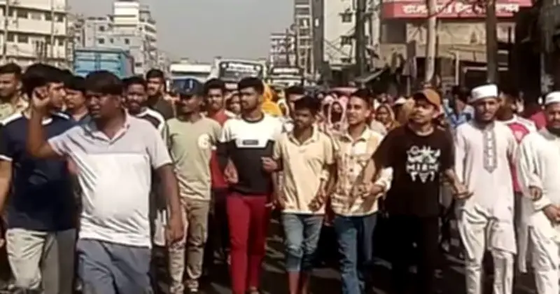 গাজীপুরে সোয়েটার কারখানার শ্রমিকদের বকেয়া বেতনের দাবিতে বিক্ষোভ মিছিল