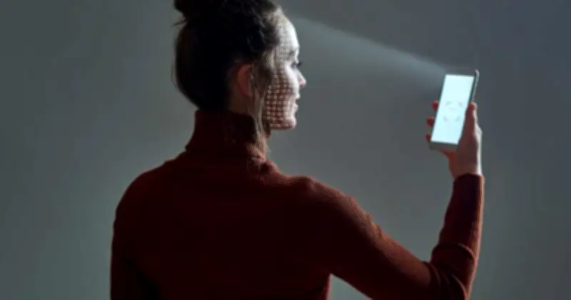 ফেস আইডি ও ফিঙ্গারপ্রিন্টের ঝুঁকি: যুক্তরাষ্ট্রের আইনি ফাঁকফোঁকর ও আপনার গোপনীয়তা