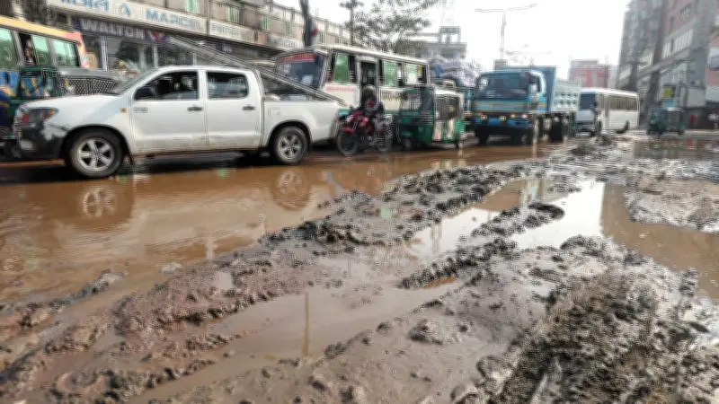 আরাকান সড়কের বাহির সিগন্যাল মোড়ে যানজট: যাত্রীদের দুর্ভোগ ও অ্যাম্বুলেন্স আটকা