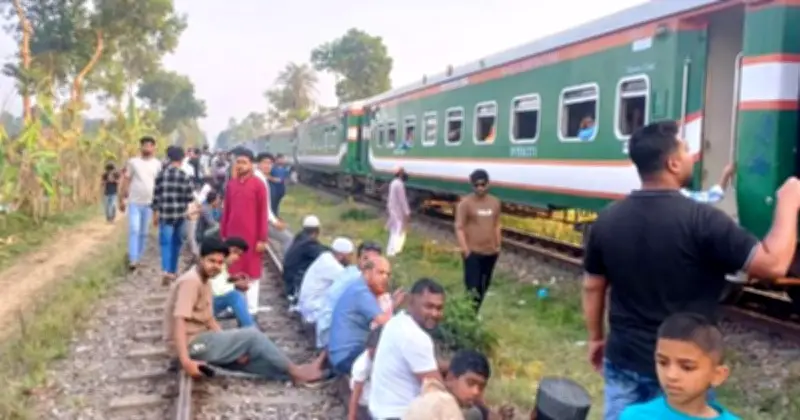 নাঙ্গলকোটে মহানগর এক্সপ্রেস ট্রেন লাইনচ্যুত, যাত্রীদের ভোগান্তি