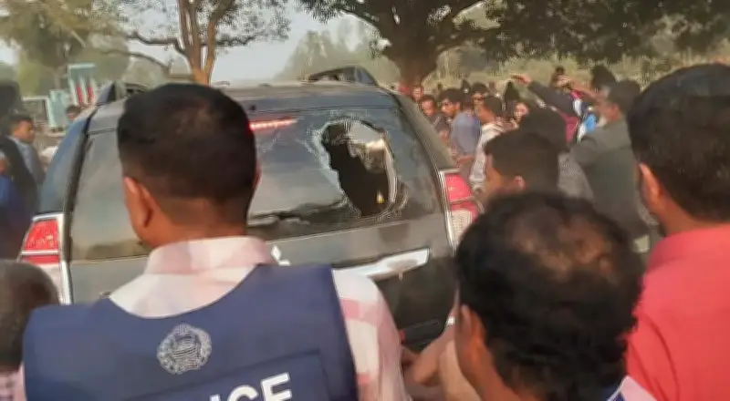 রংপুর-৬ আসনে ব্যালট উদ্ধার দাবিতে ইউএনও অবরুদ্ধ ও গাড়ি ভাঙচুর