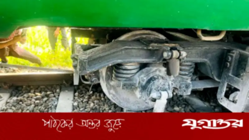 নাঙ্গলকোটে লাইনচ্যুত ট্রেনে আগুন: যাত্রীদের আতঙ্ক, বড় দুর্ঘটনা এড়ানো