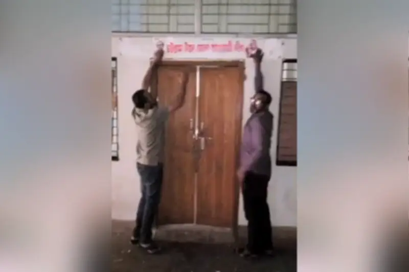 চট্টগ্রামে নিষিদ্ধ আওয়ামী লীগ কার্যালয়ে ব্যানার লাগানোর ঘটনায় উত্তেজনা