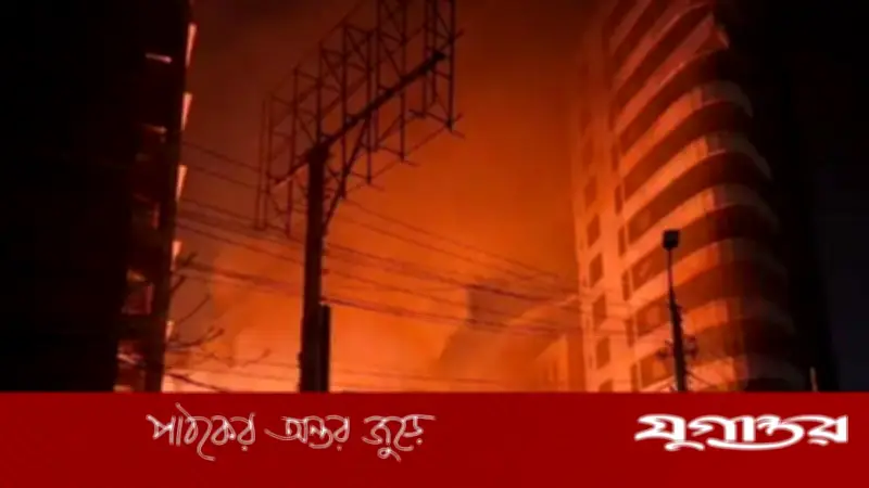 রাজধানীর কারওয়ান বাজারে গ্যারেজে আগুন, ফায়ার সার্ভিসের পাঁচ ইউনিট নিয়ন্ত্রণে কাজ করছে