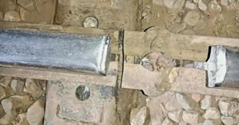 ময়মনসিংহের গফরগাঁওয়ে রেললাইন ভেঙে যাওয়ায় ঢাকা-ময়মনসিংহ রুটে ট্রেন চলাচল বন্ধ