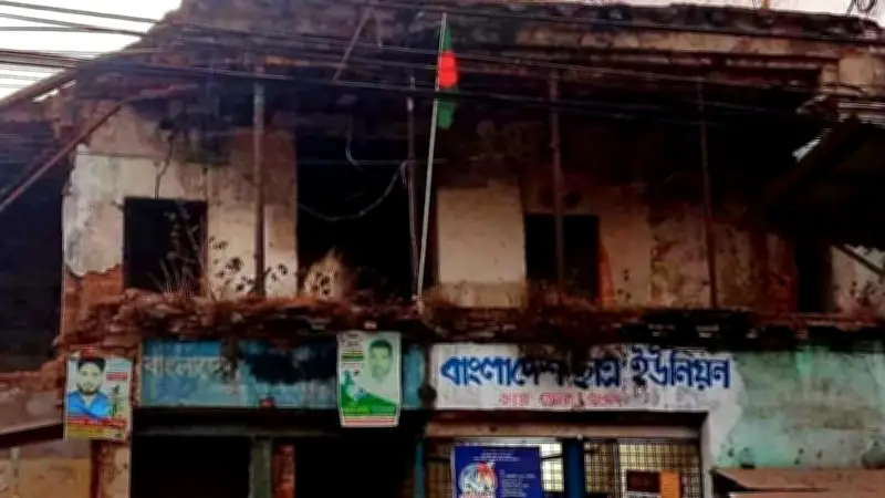 বগুড়া আ.লীগে পতাকা উত্তোলন, মির্জা ফখরুলের ভারত মন্তব্য ও রাজধানীতে আগুন