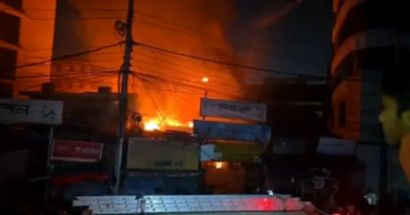 কারওয়ান বাজারে ভয়াবহ অগ্নিকাণ্ড: হাগিজ ডায়াপার গুদামে আগুন, ১১ ফায়ার ইউনিট মোতায়েন