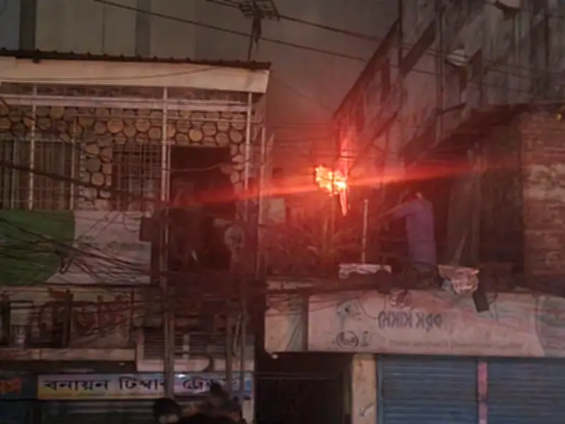 কারওয়ান বাজারে পাঁচতলা ভবনে আগুন, এক ঘণ্টা পর নিয়ন্ত্রণে