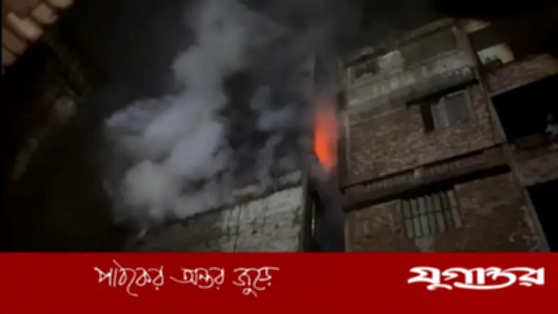 পুরান ঢাকার জুতার কারখানায় আগুন নিয়ন্ত্রণে, হতাহতের কোনো খবর নেই
