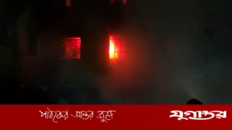 কারওয়ান বাজারে পাঁচতলা ভবনে আগুন, ফায়ার সার্ভিসের ১০ ইউনিটের প্রচেষ্টায় নিয়ন্ত্রণে