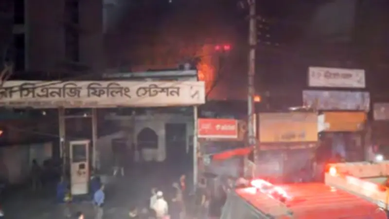 কারওয়ান বাজারের আগুন নিয়ন্ত্রণে, ঢাকা-ময়মনসিংহ রেল চলাচল স্বাভাবিক