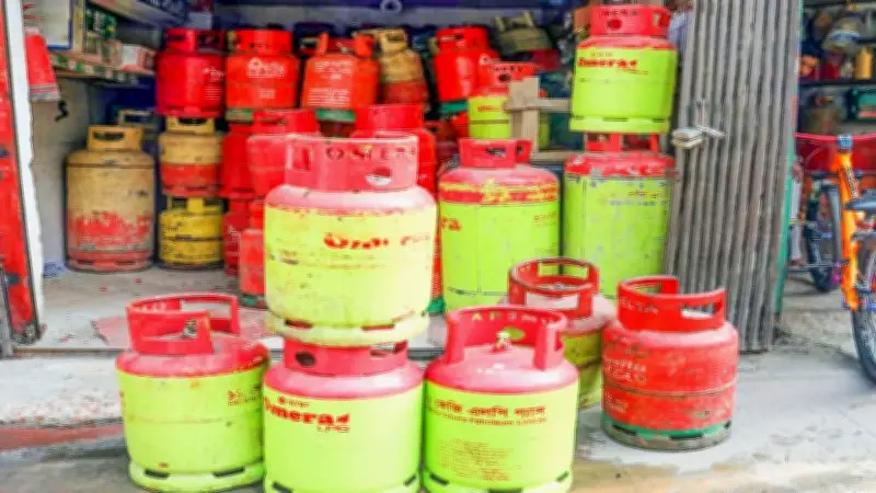 ভ্যাট-কর পুনরিন্যাসে এলপিজি দাম কমবে ২০%, পুরান ঢাকায় জুতার কারখানায় আগুন নিয়ন্ত্রণ