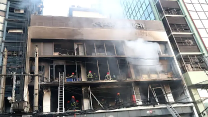 প্রথম আলো ভবনে উগ্রবাদী হামলার পর শিল্প প্রদর্শনী: ধ্বংসস্তূপে জেগে উঠেছে সাহসের আলো