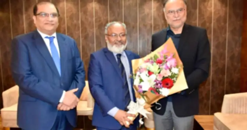 পাকিস্তানের মন্ত্রী আহসান ইকবাল ঢাকায়, নতুন সরকারের শপথ অনুষ্ঠানে যোগ দিতে