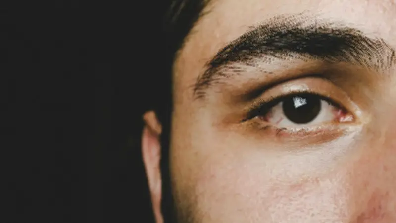 চোখের পাতা লাফানোর প্রধান কারণ: মানসিক চাপ, ঘুমের অভাব ও ডিজিটাল চাপ