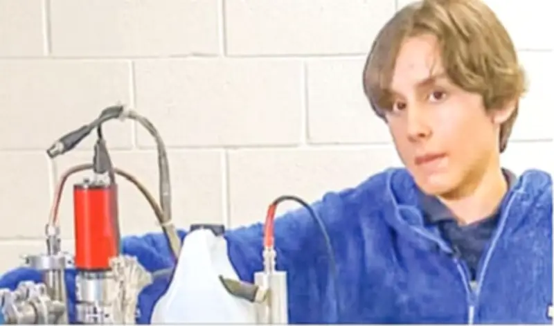 ১২ বছর বয়সী এইডেন ম্যাকমিলান: ঘরে বানালেন পারমাণবিক চুল্লি, বিশ্বজুড়ে আলোচনা
