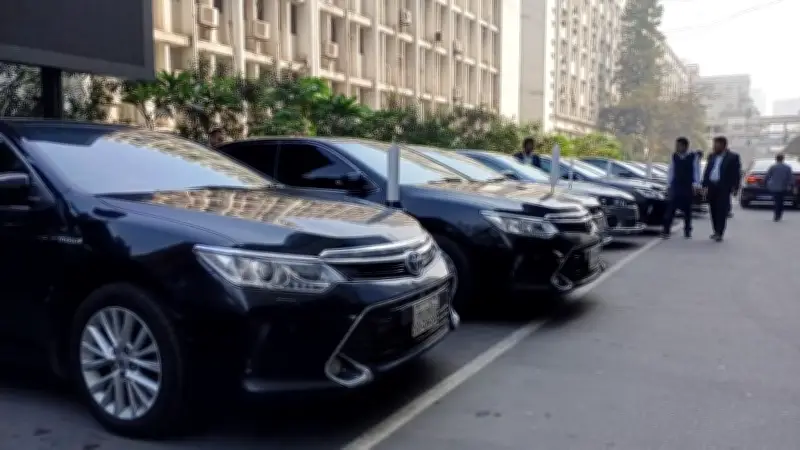 নতুন মন্ত্রীদের শপথ ও রাজনৈতিক উত্তেজনা: সচিবালয়ে গাড়ি, পতাকা ও বিক্ষোভের ডাক