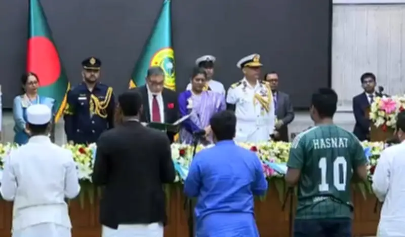 ১০ নম্বর জার্সি পরে সংসদ সদস্য হিসেবে শপথ নিলেন হাসনাত আবদুল্লাহ