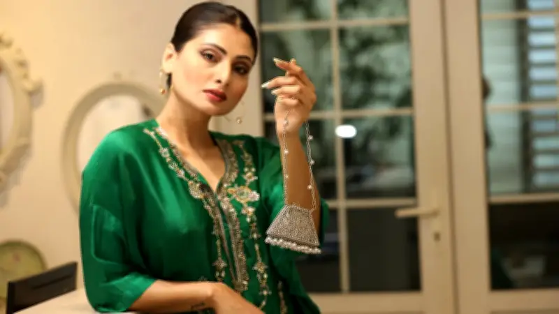 মিনি ব্যাগের জয়জয়কার: সন্ধ্যার দাওয়াতে স্টাইলের নতুন মাত্রা