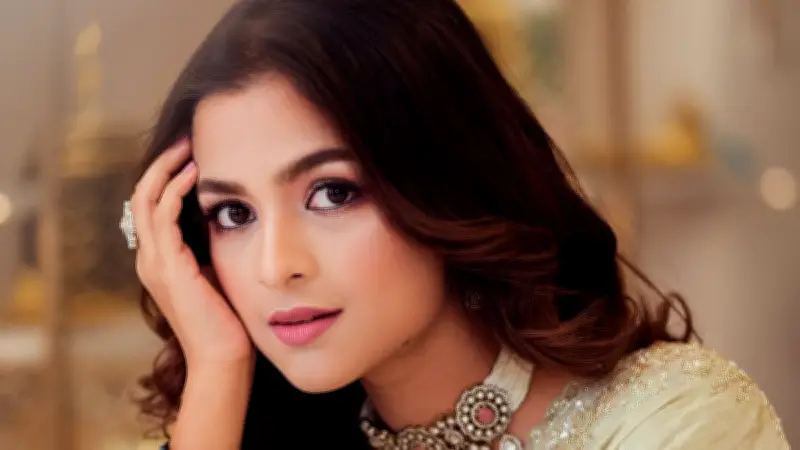 সাদিয়া আয়মানের জমকালো সাজে ইনস্টাগ্রামে তোলপাড়, ভক্তদের প্রশংসায় ভাসছেন