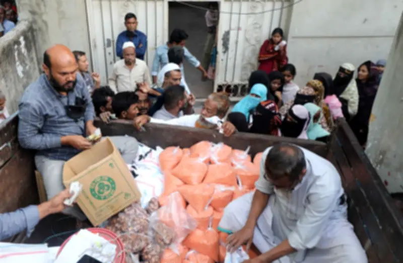 রমজান সামনে রেখে চট্টগ্রামে টিসিবির ট্রাকে পণ্য বিক্রি, ভোক্তাদের দীর্ঘ লাইন