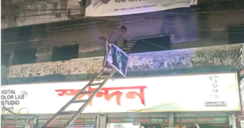 যশোরে পরিত্যক্ত আওয়ামী লীগ কার্যালয়ে বঙ্গবন্ধু ও প্রধানমন্ত্রীর ব্যানার টানানো, পরে পুলিশ অপসারণ