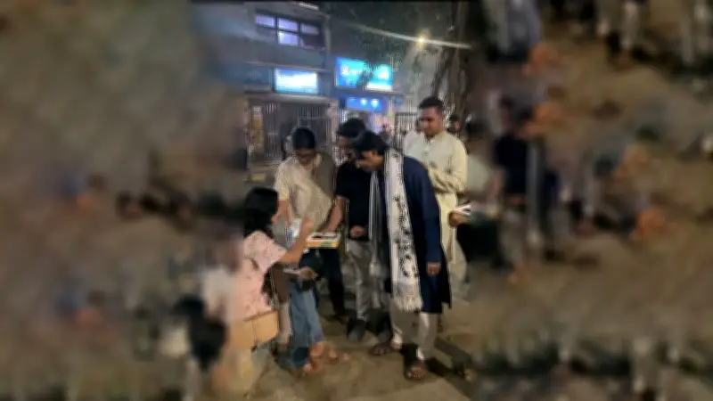 ঢাবি টিএসসিতে ছাত্রদলের মিষ্টি বিতরণ: তারেক রহমানের প্রধানমন্ত্রী হওয়ায় উদযাপন