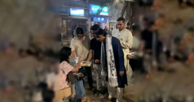 বিএনপি চেয়ারম্যানের শপথে ঢাবি টিএসসিতে ছাত্রদলের মিষ্টি বিতরণ