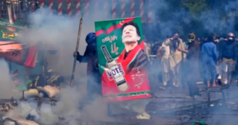 পাকিস্তানের কারাগারে ইমরান খানের স্বাস্থ্য নিয়ে উদ্বেগ, সাবেক ক্রিকেট অধিনায়কদের চিঠি