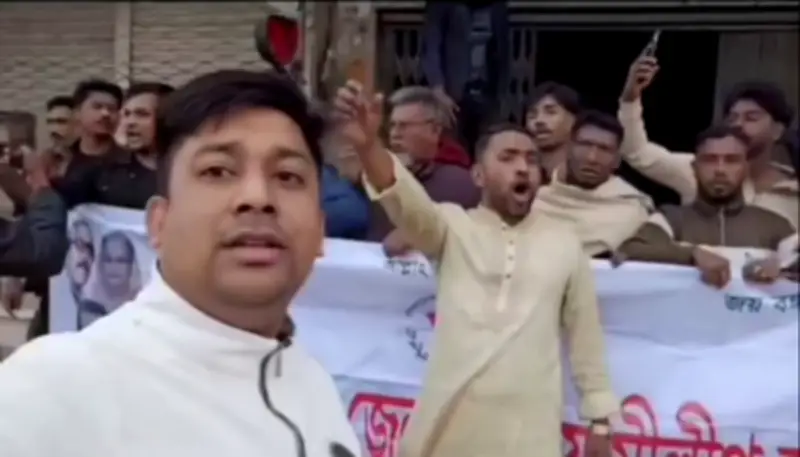 নোয়াখালীতে তালা ভেঙে আওয়ামী লীগ কার্যালয় দখল, পুলিশ পাঁচজন আটক