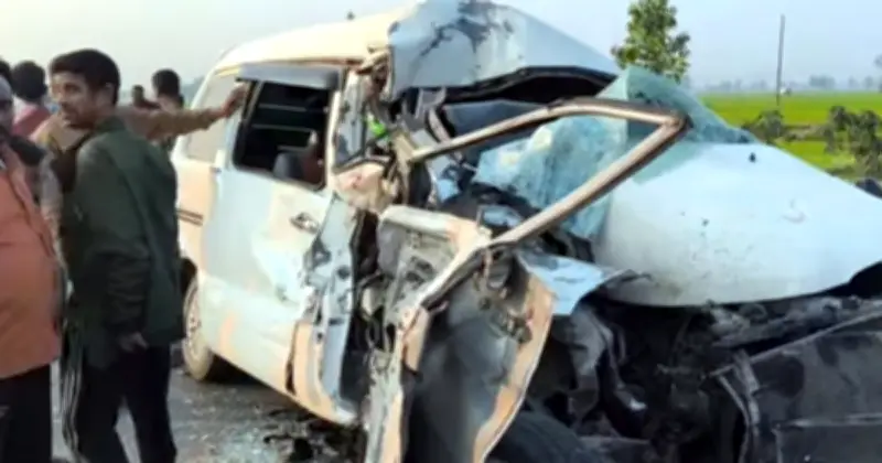 নওগাঁর মহাদেবপুরে বাস-মাইক্রোবাস সংঘর্ষে চালক নিহত, আহত ৪