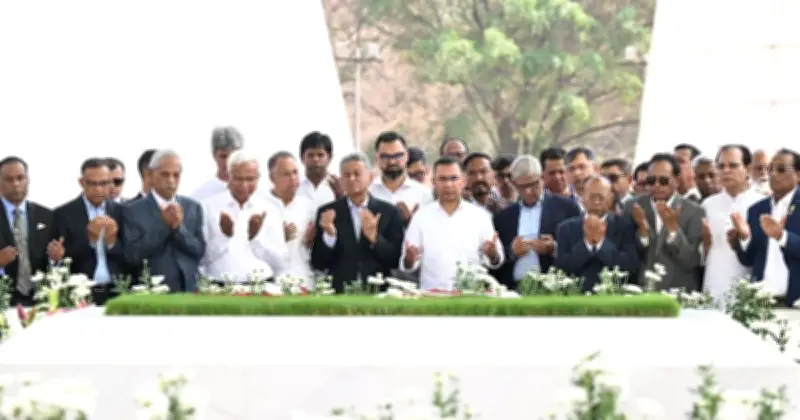 প্রধানমন্ত্রী তারেক রহমান শহীদ জিয়া ও বেগম খালেদা জিয়ার সমাধিতে শ্রদ্ধা নিবেদন করেছেন