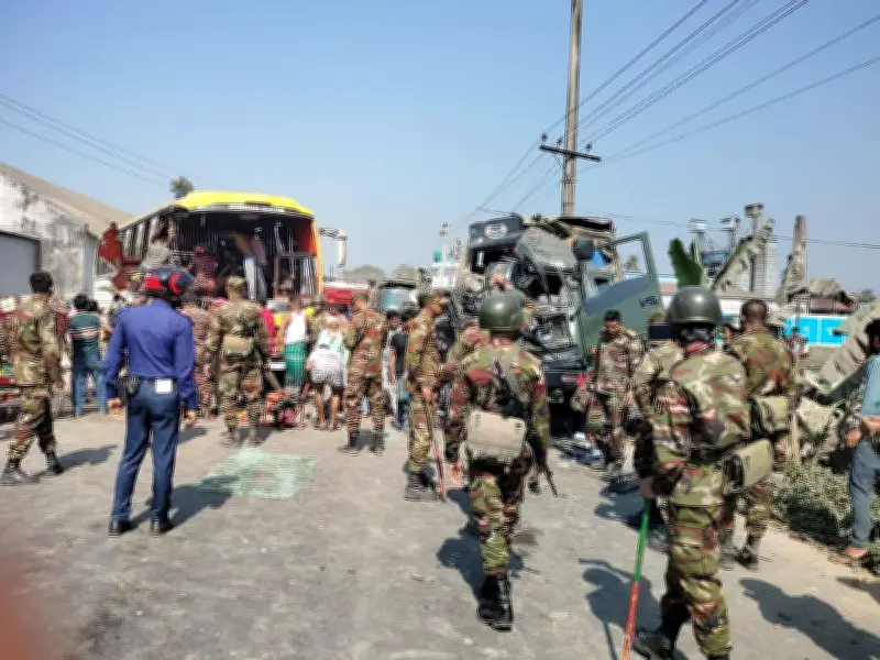 ময়মনসিংহের ফুলপুরে সেনাবাহিনীর ট্রাক ও যাত্রীবাহী বাসের সংঘর্ষে তিনজন নিহত, ছয়জন আহত