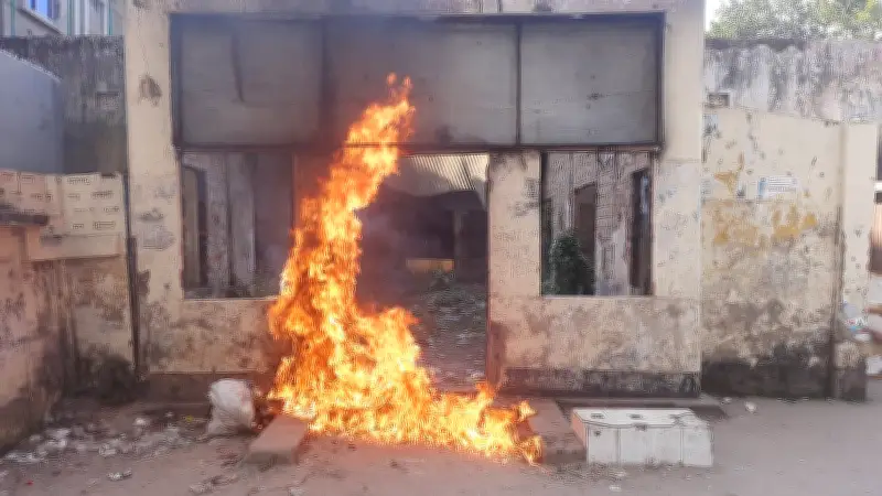 হবিগঞ্জে আওয়ামী লীগের জেলা কার্যালয়ে আগুন: পতাকা উত্তোলনের পর অজ্ঞাত তরুণদের হামলা