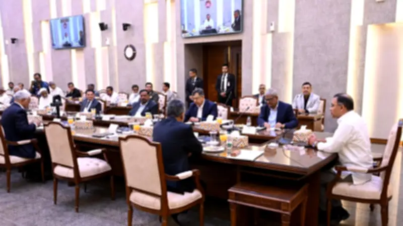 প্রধানমন্ত্রীর বিদ্যুৎ নির্দেশ, নওগাঁয় চোর চক্রের উদ্ধার ও কুমিল্লায় এমপি ফয়সলের প্রতিবাদ