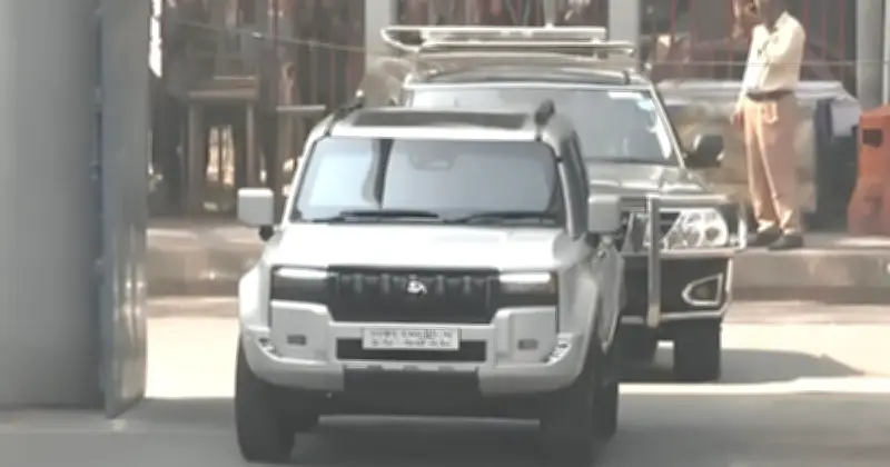 প্রধানমন্ত্রী তারেক রহমান ব্যক্তিগত গাড়িতে চলাচল শুরু করলেন, কনভয়ের গাড়ি সংখ্যা কমালেন