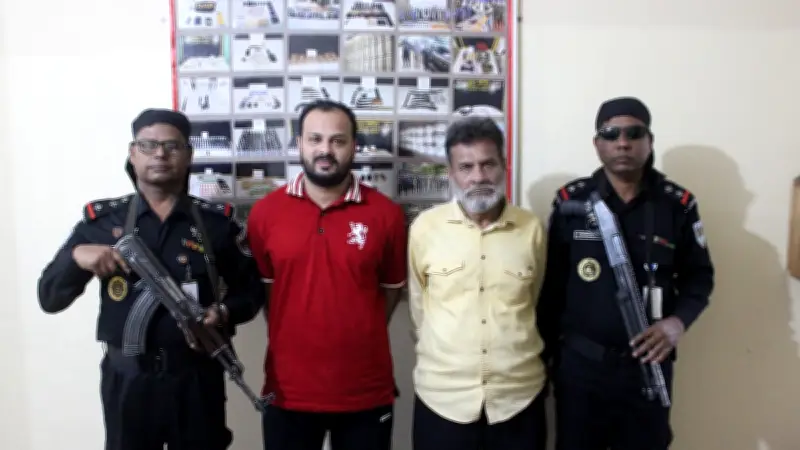 চট্টগ্রামে অস্ত্র-গুলিসহ দুই সন্দেহভাজন সন্ত্রাসীকে গ্রেপ্তার করেছে র‍্যাব