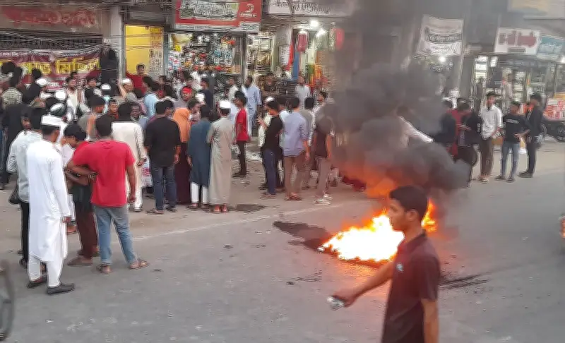 নোয়াখালীতে আওয়ামী লীগ কার্যালয়ে ব্যানার টাঙানো নিয়ে জুলাই ঐক্যের বিক্ষোভ ও সড়ক অবরোধ