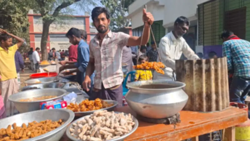 রাজশাহীর আলোকছত্রে ভোটের মিষ্টি ঐতিহ্য: রাজনৈতিক বিভেদহীন উৎসবের মেলা