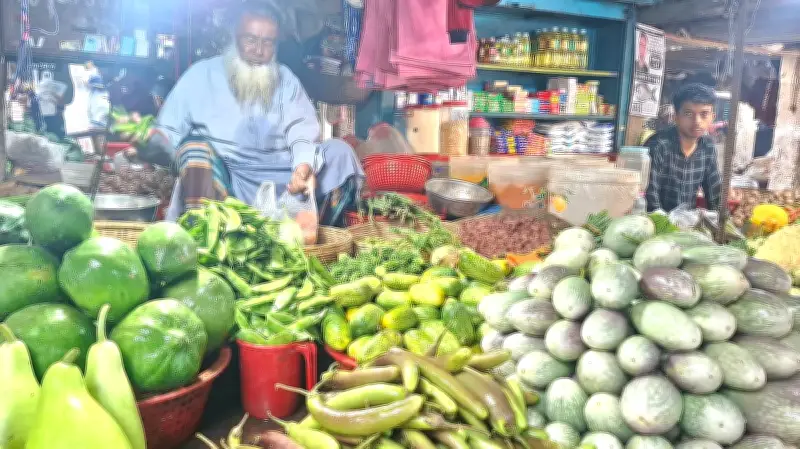 রমজান শুরুর আগেই নওগাঁর বাজারে সবজি ও মাংসের দামে চড়া উত্থান