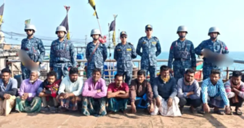 বাংলাদেশ নৌবাহিনীর অভিযানে সেন্টমার্টিনে সিমেন্ট পাচারকারী নৌকা ও ১১ জন আটক