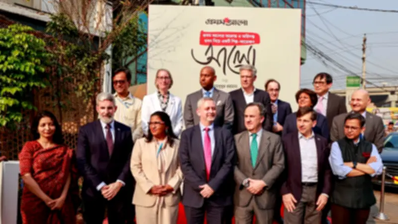 উগ্রবাদীদের হামলায় পোড়া প্রথম আলো ভবনে 'আলো' প্রদর্শনীতে বিদেশি কূটনীতিকদের সংহতি