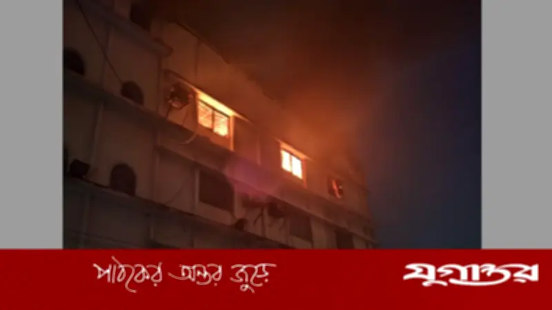 ঢাকার হাজারীবাগে ঝুটের গুদামে অগ্নিকাণ্ড: ফায়ার সার্ভিসের পাঁচ ইউনিটের তৎপরতায় নিয়ন্ত্রণ