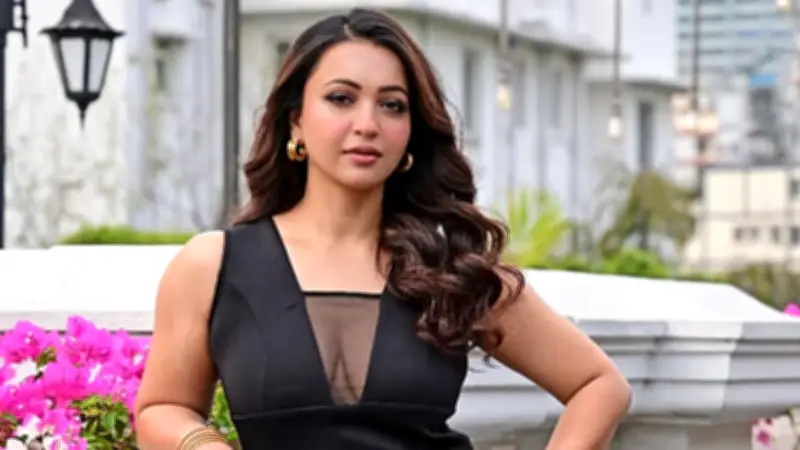 কাজ চাইতে আমার কোনো লজ্জা নেই: কৌশানী, রমজানে ব্যাংক ও মেট্রোরেলের নতুন সময়সূচি