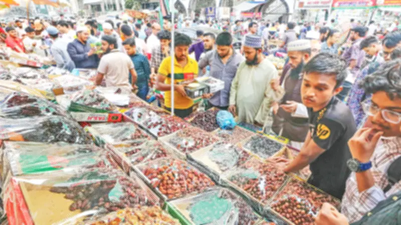 রমজানে রাজধানীতে খেজুরের বাজার জমজমাট, ৪০ প্রকারের মধ্যে আজোয়া-সুক্কারির চাহিদা বেশি