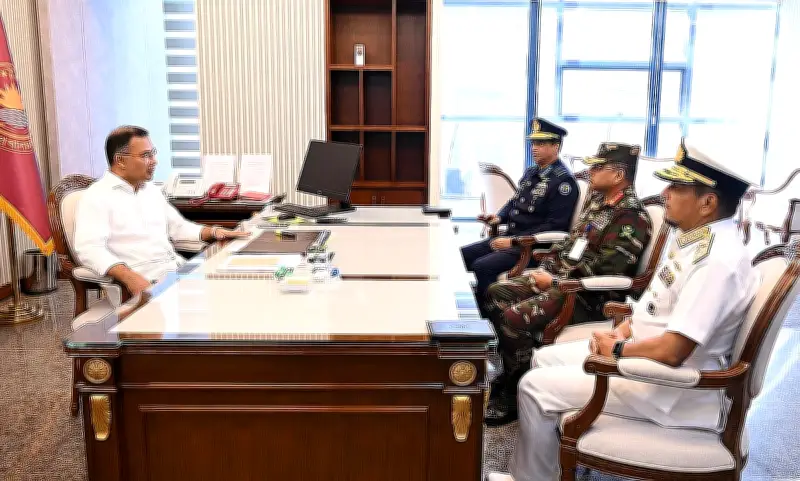 প্রধানমন্ত্রী তারেক রহমানের সঙ্গে সেনা, নৌ ও বিমানবাহিনী প্রধানদের সৌজন্য সাক্ষাৎ