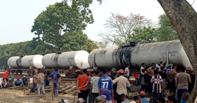 চাঁপাইনবাবগঞ্জে আবারও তেলবাহী ট্রেনের ওয়াগন লাইনচ্যুত, রেল যোগাযোগ বিঘ্নিত